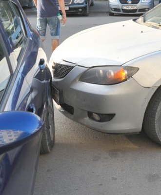 Accident rutier pe Corbului: două persoane au fost rănite